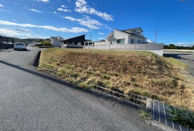 【現地土地写真】　現状更地です。解体費用がかからず、設計から建築までスムーズに進めることができます。建築可能な建物の詳細につきましては、お問い合わせください。