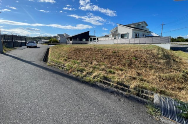【現地土地写真】　間取り・設計の自由度が高く、窓や植栽配置などをイメージしやすい形状の敷地。プライバシーや採光に配慮されたプランもご提案可能です。