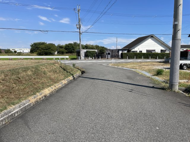 【前面道路を含む現地写真】　前面道路幅員は約6.0～10.0m、間口は約9.0～13.0mです。車の往来がゆとりを持って行える広さです。