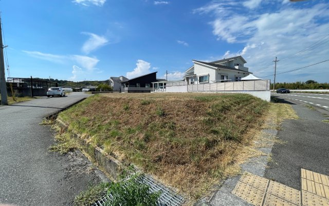 【現地土地写真】　陽光がたっぷりと届く南庭や、リビングを見渡せる対面キッチン、豊富な収納など理想の住まいについてお聞かせください。