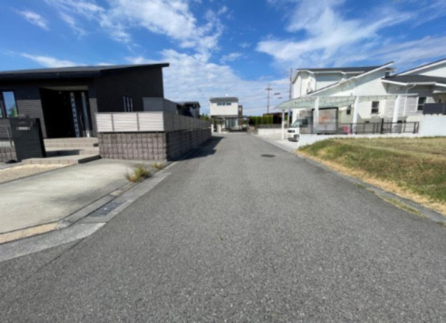 【前面道路を含む現地写真】　上下水に対応しており、住まいづくりを進めやすい土地です。個別LPGガスにも対応しているため、生活基盤を整えやすい点が魅力です。