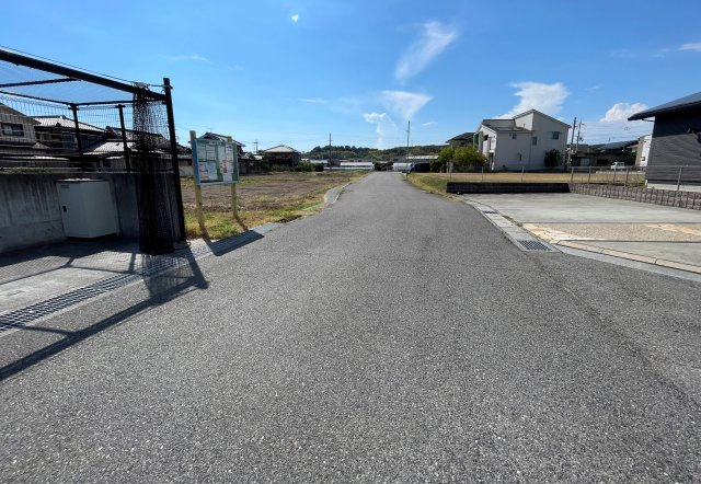 【前面道路を含む現地写真】　周辺は低層住宅が建ち並び、開放的な眺望を保てそうです。のびのびと子育てをしたいファミリーにもおすすめの住環境です。