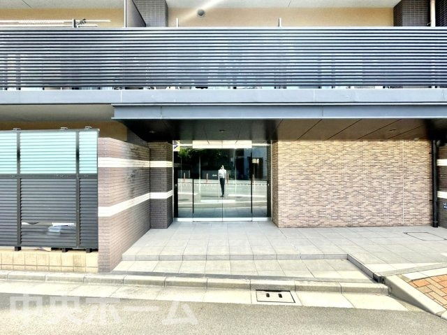 【エントランス】マンションのエントランスは、その物件の印象を決める、顔とも言える場所です。毎日通る場所ですからきれいなのが一番です。エントランス内はオートロックですので暮らしの安全も確保されています。