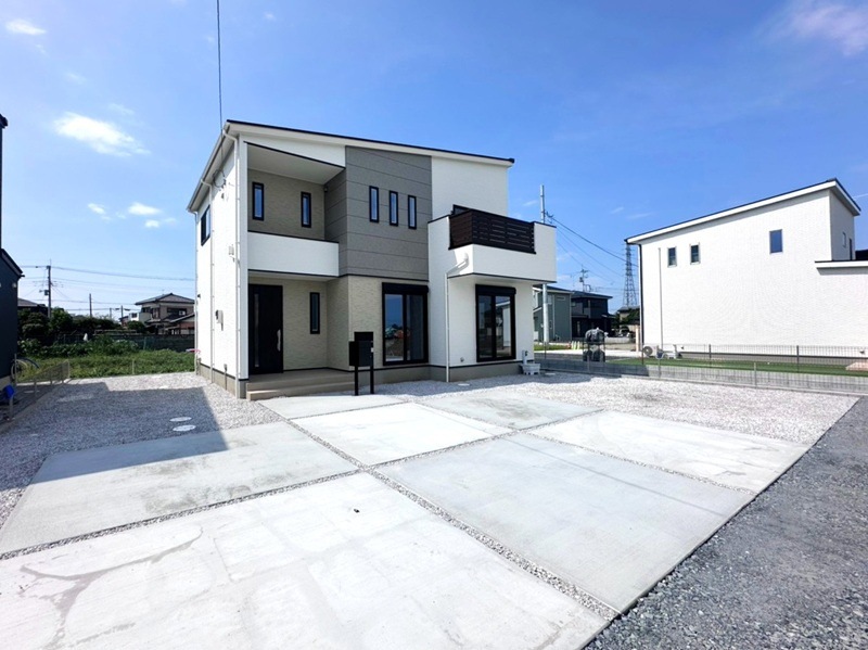 行田市大字前谷3区画1号棟　外観写真？　車3台駐車可能な広い敷地となっております。