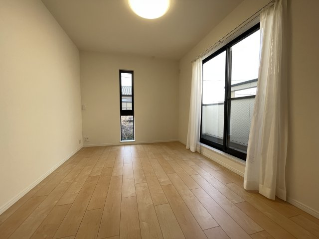 大きな掃き出し窓がついた洋室は、日中は照明がなくても明るく、子ども部屋としてもピッタリ。　