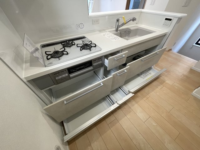 収納力もあり、キッチン周りもスッキリと片付きます。　