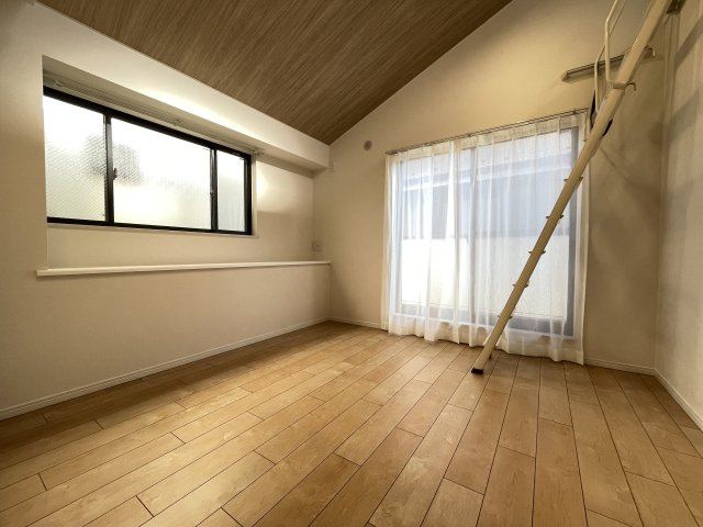 2面採光のお部屋は、日中は照明がいらないほど、明るい光が射し込みます。　