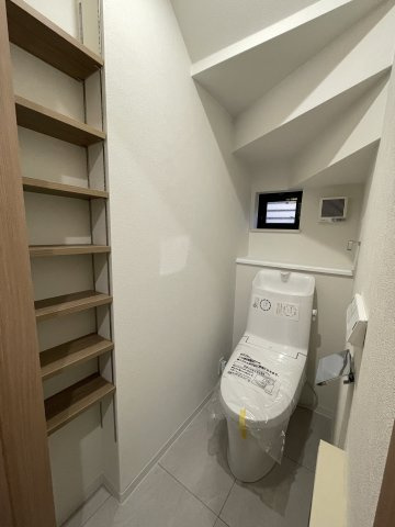 温水洗浄便座付きの清潔感あるトイレは、落ち着いた空間に。　
