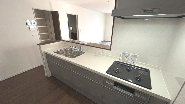 収納豊富なキッチン　かさばるお鍋やお皿など収納できるのでいつでも作業スペースを広々ととることができます