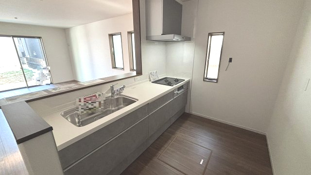 収納が豊富な対面式キッチンです　家族の笑顔を見ながら楽しく料理ができますね