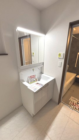 洗面台は三面鏡となっていて裏側には小物がしまえる収納つきとなっていますのでスッキリ使えます