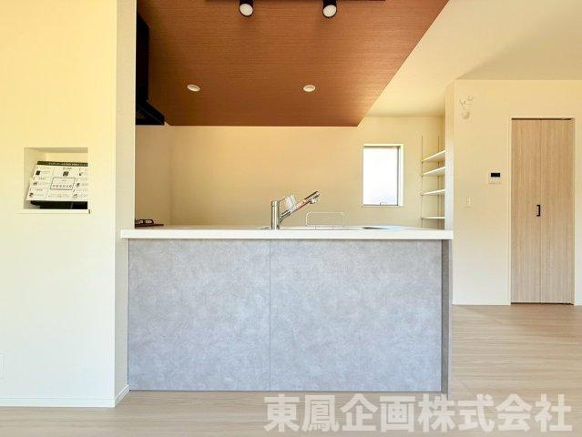 木目調の折下げ天井と相まって、空間をぐっと引き締めるモダンなデザインです