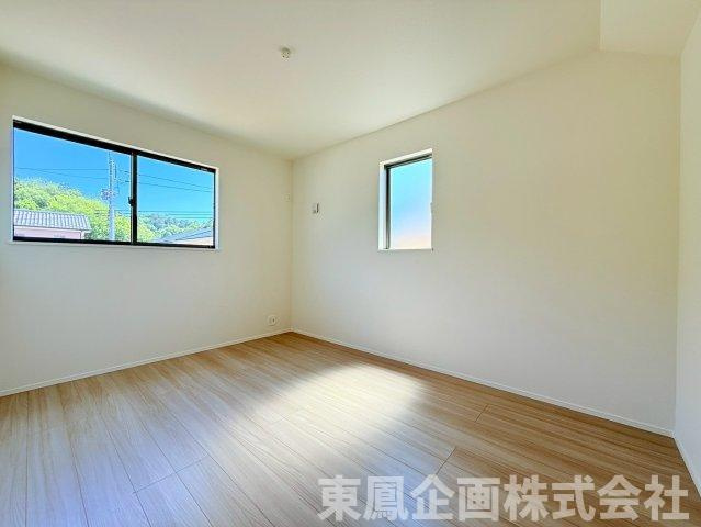 大きな窓と小窓の2面採光で、1日中明るく風通しの良い空間です