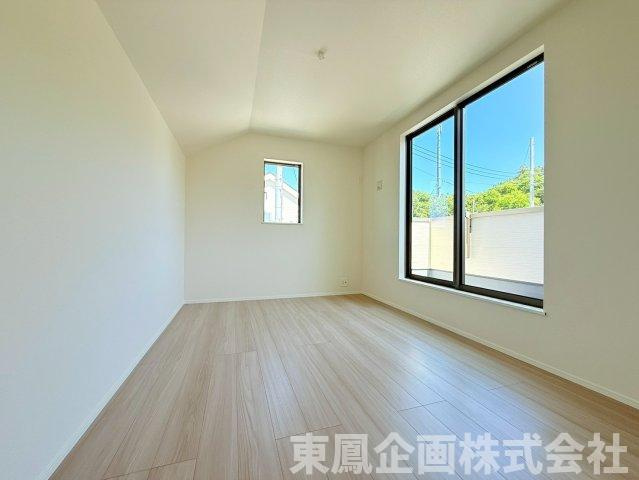 大きな窓と小窓の2面採光で、1日中明るく風通しの良い空間です