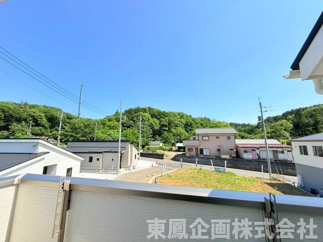 周囲に高い建物がなく、目の前に広がる豊かな緑と青空を独占できます