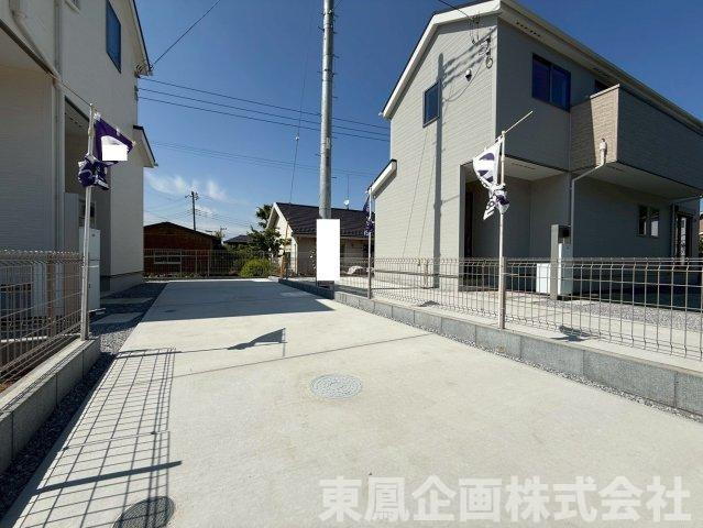 前面道路からスムーズに入庫できるコンクリート敷きのカースペース。