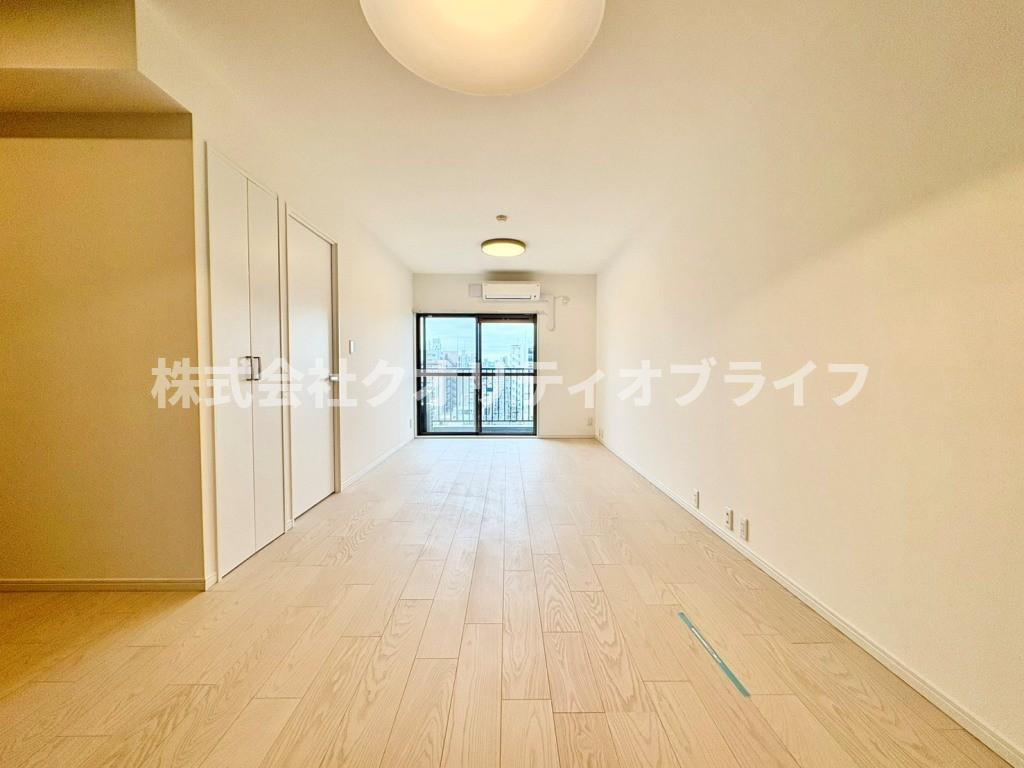 壁面が多く家具の配置がしやすい縦長タイプのリビング。隣接する洋室の扉を開放することで、さらに広々とした大空間としてフレキシブルに活用できる使い勝手の良い間取りです。