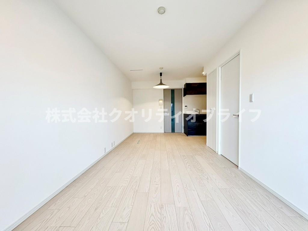 ナチュラルな木目が美しい、足触りの良いフローリング仕様のリビング。どんなテイストの家具やインテリアにも合わせやすく、日々のお掃除やお手入れがしやすいのも嬉しいポイントです。