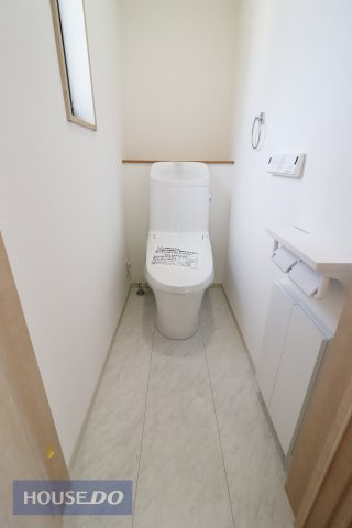 【トイレ】現地完成写真。温水洗浄暖房便座付き。