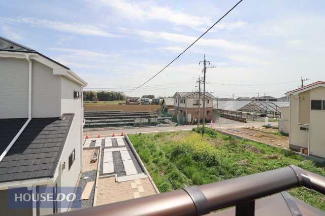 【建物からの眺望】現地完成写真。バルコニーからの景色。十分な間隔が確保されております。