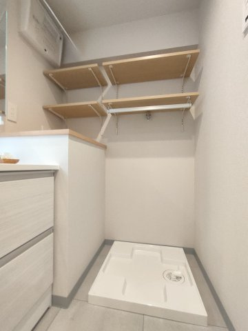 【洗濯機置き場】　洗濯機置き場も室内に確保され、家事動線に配慮した設計です。