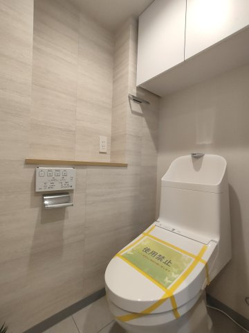 【トイレ】　温水洗浄便座付きで、清潔・快適なトイレ空間です。