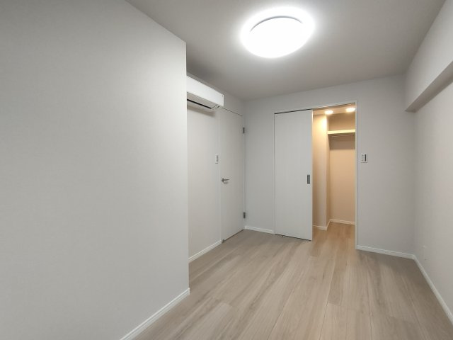 【洋室1　約5.3帖】　採光良好で、一年を通して明るい洋室空間です。
