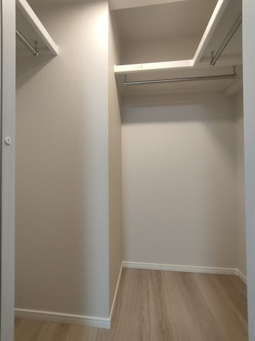 【洋室1　収納】　たっぷり収納できるクローゼットで、お部屋はいつもすっきり。