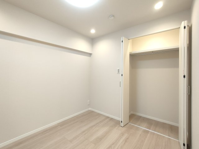 【洋室2　約4.3帖】　子供部屋にもぴったりな、明るく使いやすい洋室です。