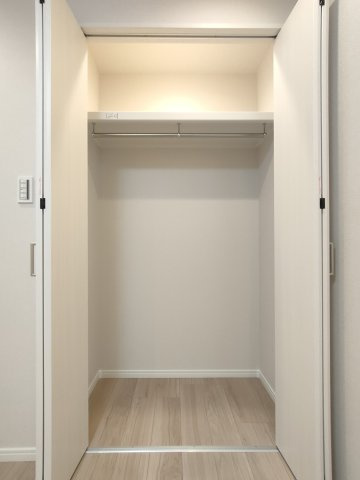 【洋室2　収納】　衣類や小物をすっきり収納できる、便利なクローゼットです。