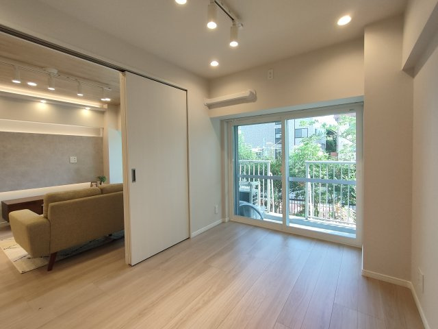 【洋室3　約5.1帖】　落ち着いた雰囲気で、ゆったりくつろげる寝室です。