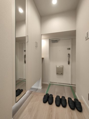 【玄関】　明るく開放的な玄関が、毎日の出迎えを気持ちよくします。