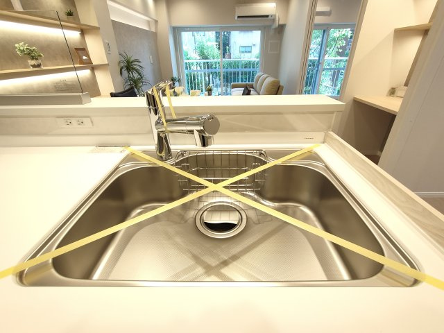 【シンク】　汚れが目立ちにくい、お手入れ簡単なシンク周りです。