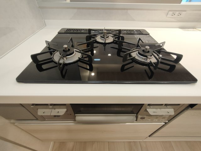 【コンロ】　3口コンロで、複数品の同時調理もスムーズにこなせます。