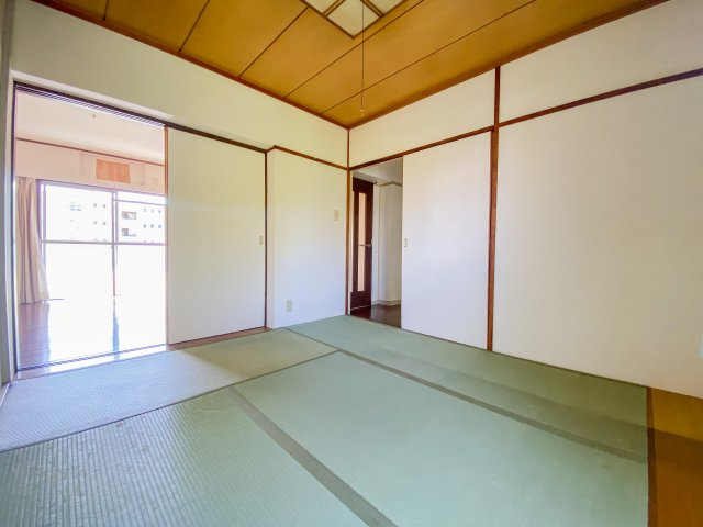 5帖和室、一部リフォーム歴があり綺麗なお部屋です
