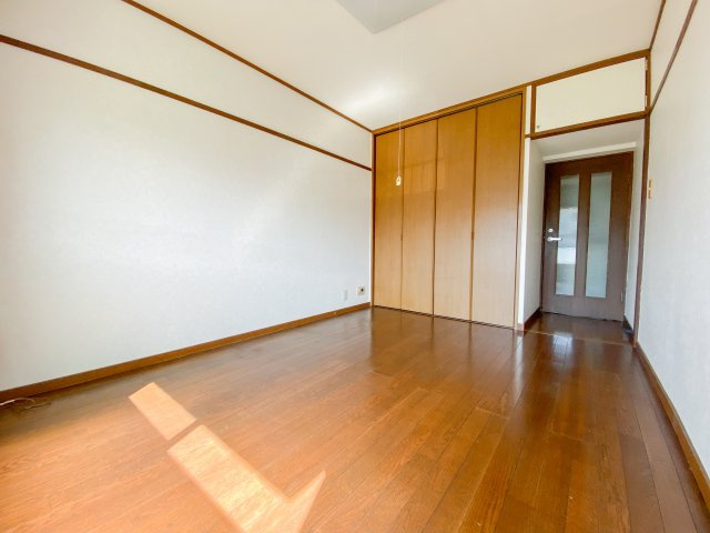 6帖洋室、陽当たりがポカポカ入る明るいお部屋です♪