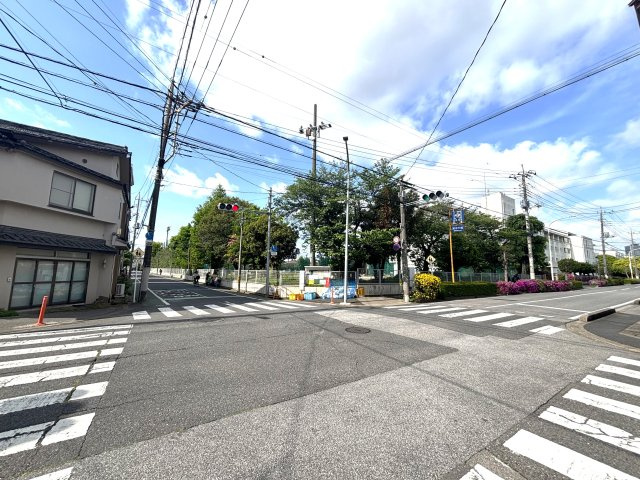 テラスからは蕨市立東中学校が目の前に見えます。目の届く安心感がここに♪