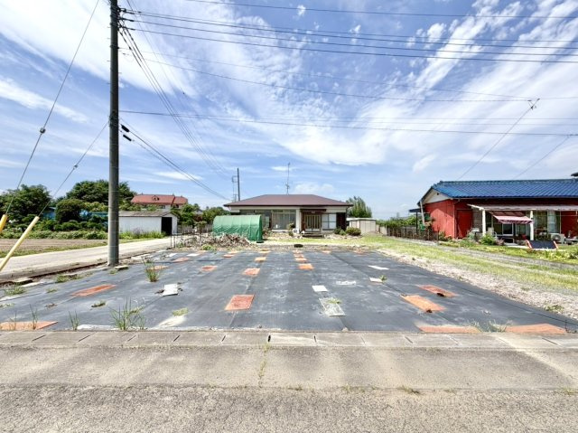 ■外観｜目の前には田園風景が広がり、落ち着いた暮らしが叶う立地となっています♪