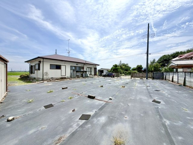 ■外観｜ガーデニングや家庭菜園を楽しめる庭スペースがあり、日々の暮らしに彩りをプラスしてくれます。