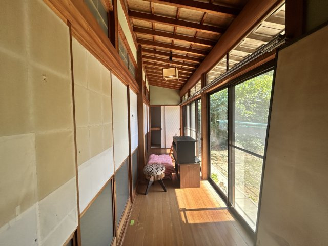 庭を眺めながらゆったり寛げる、日当たり良好な広縁