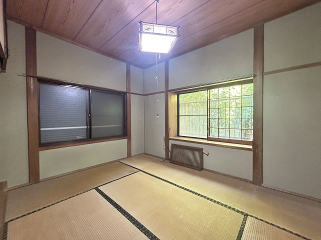 柔らかな畳の足触りが心地よい、日当たり良好な和室
