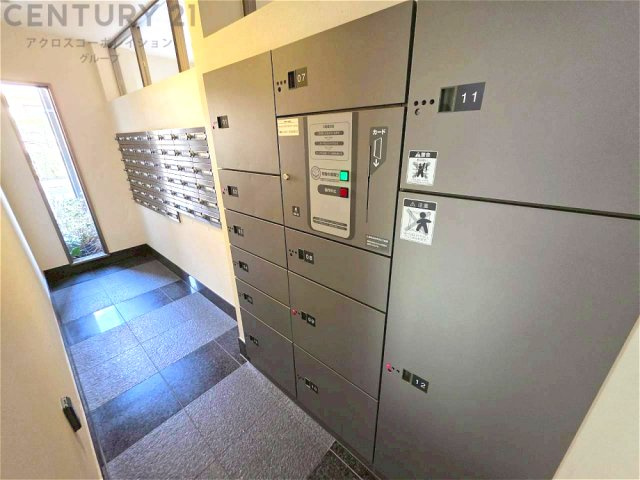 宅配ボックスは荷物の受け取りや配達が便利で安全です。不在時でも荷物が確保され、盗難や損傷のリスクが減少。受け取り時間の柔軟性が向上。外出先からでも荷物の受け取りや預けが可能となります。
