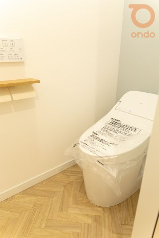 【ondo建物プラン例/トイレ】　落ち着きのあるタイル床を採用したトイレ空間。