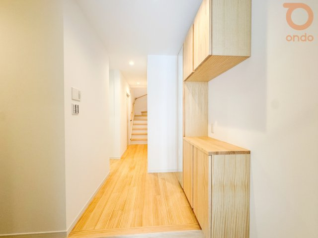 【ondo建物プラン例/玄関】　収納力のある靴棚を設置し、散らかりがちな玄関もすっきり整います。