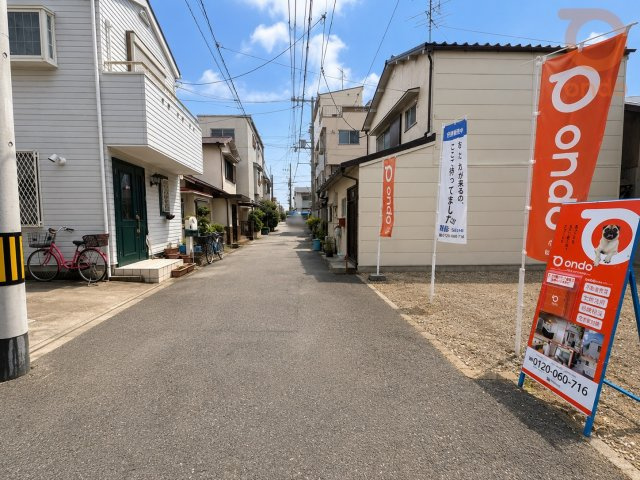【前面道路含む現地写真】　全面道路幅員：約5.45m　車の出し入れや対向車とのすれ違いも比較的スムーズです◎
