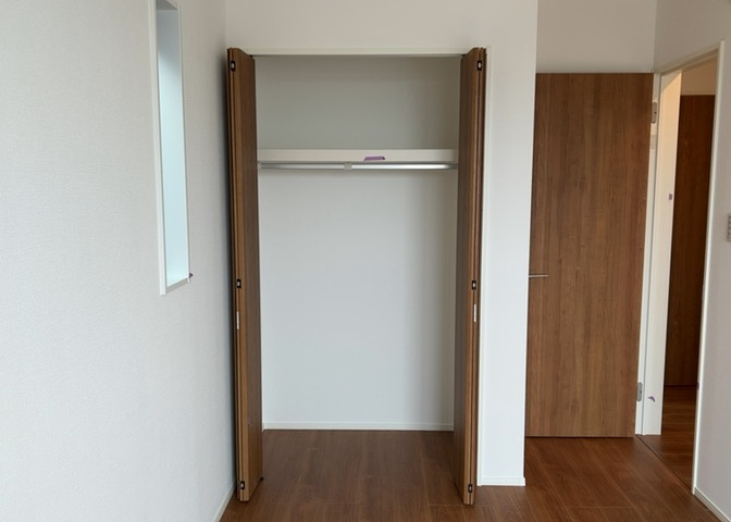 デザイン性を重視しすぎて収納が少なかった！なんてことにならないため、事前に現地で収納の数を確認しておくことをお勧めします。クローゼット以外にも床下収納や屋根裏収納、パントリーなどもチェックしましょう。