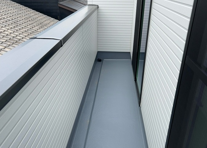 バルコニーは、室外の専用スペースのうち、「屋根がなく開放された空間」であるものを指します。ベランダより広いタイプのものが多く、日当たりもよいため家庭菜園などを楽しみたい人にとって適した環境となります。