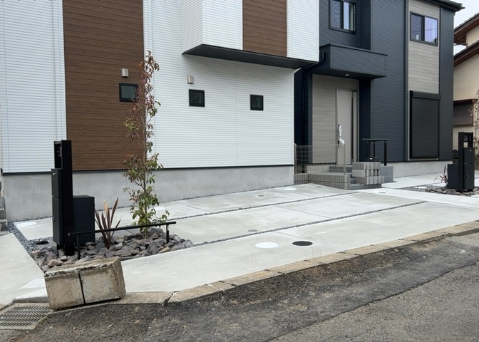 駐車場と明記されていても、最小スペースでつくられた駐車場だと大型車は駐車できなかったり、出入りしにくくなったりする可能性があります。お車のサイズと購入したい物件の駐車場のサイズを現地で確認しましょう。