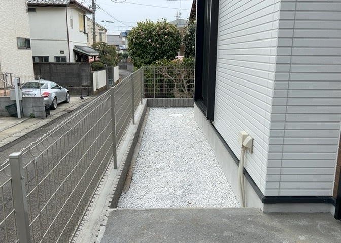 庭があることでガーデニングや家庭菜園はもちろん、こどもの遊び場やペットを放して遊ぶことができます。また、家の周囲に余裕があるということです。隣地との間があれば、十分な日当たりと、風通しが確保できます。