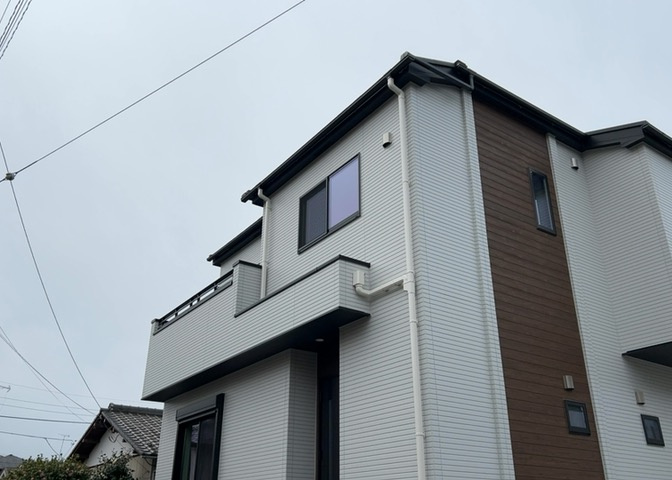 木造住宅とは土台、壁、柱など建築物の強度を支える構造体の材に木が使用されている構造を指します。構造体は建物の自重を支えるだけではなく風圧や水圧、積裁荷重などあらゆる衝撃に耐えるための基礎です。